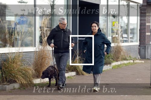 Amsterdam 30 januari 2022
Burgemeester Femke Halsema en haar man Robert Oey wandelend met hun hond in centrum van Amsterdam.