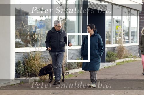 Amsterdam 30 januari 2022
Burgemeester Femke Halsema en haar man Robert Oey wandelend met hun hond in centrum van Amsterdam.