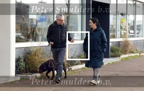 Amsterdam 30 januari 2022
Burgemeester Femke Halsema en haar man Robert Oey wandelend met hun hond in centrum van Amsterdam.