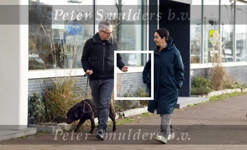 Amsterdam 30 januari 2022
Burgemeester Femke Halsema en haar man Robert Oey wandelend met hun hond in centrum van Amsterdam.