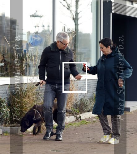 Amsterdam 30 januari 2022
Burgemeester Femke Halsema en haar man Robert Oey wandelend met hun hond in centrum van Amsterdam.