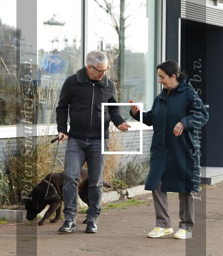 Amsterdam 30 januari 2022
Burgemeester Femke Halsema en haar man Robert Oey wandelend met hun hond in centrum van Amsterdam.