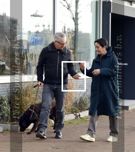 Amsterdam 30 januari 2022
Burgemeester Femke Halsema en haar man Robert Oey wandelend met hun hond in centrum van Amsterdam.