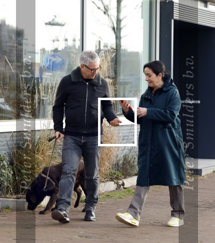 Amsterdam 30 januari 2022
Burgemeester Femke Halsema en haar man Robert Oey wandelend met hun hond in centrum van Amsterdam.