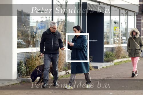 Amsterdam 30 januari 2022
Burgemeester Femke Halsema en haar man Robert Oey wandelend met hun hond in centrum van Amsterdam.