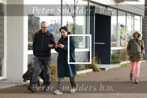 Amsterdam 30 januari 2022
Burgemeester Femke Halsema en haar man Robert Oey wandelend met hun hond in centrum van Amsterdam.