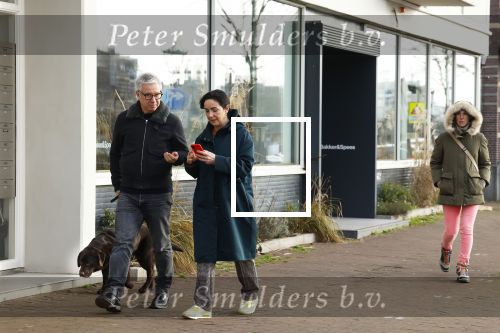 Amsterdam 30 januari 2022
Burgemeester Femke Halsema en haar man Robert Oey wandelend met hun hond in centrum van Amsterdam.
