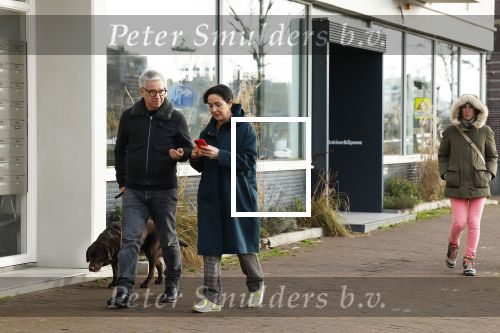 Amsterdam 30 januari 2022
Burgemeester Femke Halsema en haar man Robert Oey wandelend met hun hond in centrum van Amsterdam.