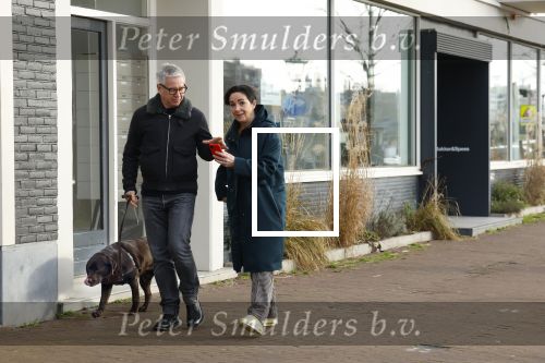 Amsterdam 30 januari 2022
Burgemeester Femke Halsema en haar man Robert Oey wandelend met hun hond in centrum van Amsterdam.