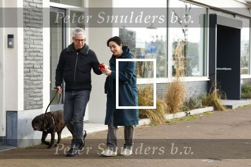 Amsterdam 30 januari 2022
Burgemeester Femke Halsema en haar man Robert Oey wandelend met hun hond in centrum van Amsterdam.