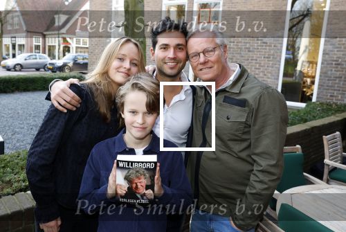 Laren 7 februari 2022
Fons de Poel en zijn kinderen  bij boekpresentatie van Willibrord Frequin in het bonte paard. Fons heeft het boek geschreven.
