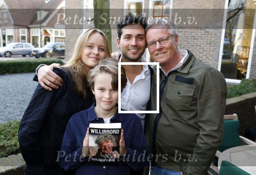 Laren 7 februari 2022
Fons de Poel en zijn kinderen  bij boekpresentatie van Willibrord Frequin in het bonte paard. Fons heeft het boek geschreven.