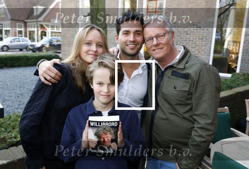 Laren 7 februari 2022
Fons de Poel en zijn kinderen  bij boekpresentatie van Willibrord Frequin in het bonte paard. Fons heeft het boek geschreven.