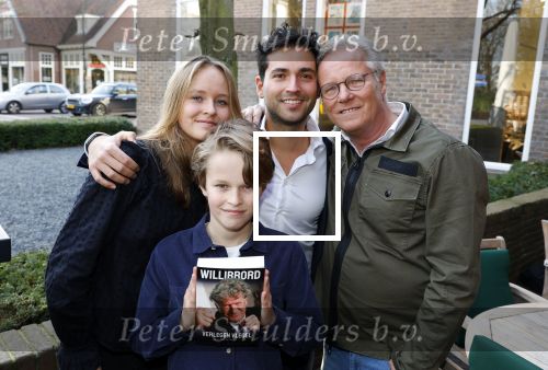 Laren 7 februari 2022
Fons de Poel en zijn kinderen  bij boekpresentatie van Willibrord Frequin in het bonte paard. Fons heeft het boek geschreven.