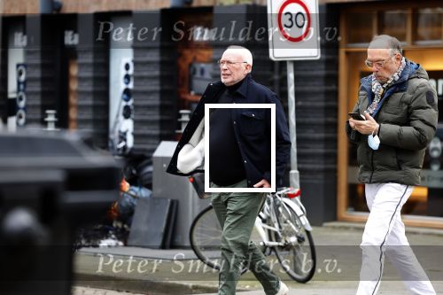 Amsterdam 17 januari 2022
Frans Mulder met zijn partner winkelend in Amsterdam zuid.