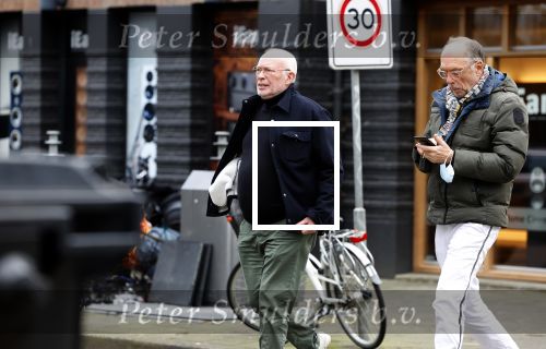 Amsterdam 17 januari 2022
Frans Mulder met zijn partner winkelend in Amsterdam zuid.