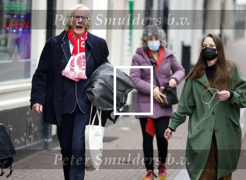 Amsterdam 19 januari 2022
Cabaretiers Bert Visscher en Jochem Myer tijdens de landelijke protestactie Kapsalon Theater in de Kleine Komedie. De cultuursector komt in actie tegen de coronamaatregelen. Tientallen theaters in heel Nederland  zijn omgebouwd tot een kapsalon. Freek de Jonge kwam met zijn vrouw