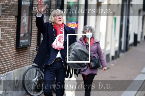 Amsterdam 19 januari 2022
Cabaretiers Bert Visscher en Jochem Myer tijdens de landelijke protestactie Kapsalon Theater in de Kleine Komedie. De cultuursector komt in actie tegen de coronamaatregelen. Tientallen theaters in heel Nederland  zijn omgebouwd tot een kapsalon. Freek de Jonge kwam met zijn vrouw