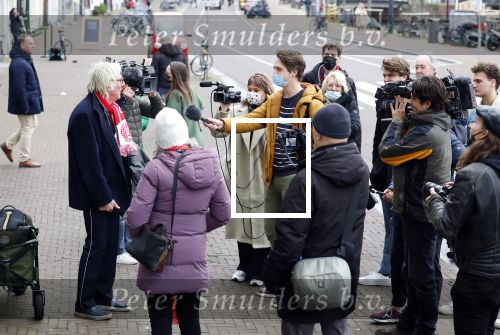 Amsterdam 19 januari 2022
Cabaretiers Bert Visscher en Jochem Myer tijdens de landelijke protestactie Kapsalon Theater in de Kleine Komedie. De cultuursector komt in actie tegen de coronamaatregelen. Tientallen theaters in heel Nederland  zijn omgebouwd tot een kapsalon. Freek de Jonge kwam met zijn vrouw