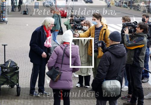 Amsterdam 19 januari 2022
Cabaretiers Bert Visscher en Jochem Myer tijdens de landelijke protestactie Kapsalon Theater in de Kleine Komedie. De cultuursector komt in actie tegen de coronamaatregelen. Tientallen theaters in heel Nederland  zijn omgebouwd tot een kapsalon. Freek de Jonge kwam met zijn vrouw