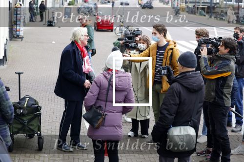 Amsterdam 19 januari 2022
Cabaretiers Bert Visscher en Jochem Myer tijdens de landelijke protestactie Kapsalon Theater in de Kleine Komedie. De cultuursector komt in actie tegen de coronamaatregelen. Tientallen theaters in heel Nederland  zijn omgebouwd tot een kapsalon. Freek de Jonge kwam met zijn vrouw