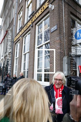 Amsterdam 19 januari 2022
Cabaretiers Bert Visscher en Jochem Myer tijdens de landelijke protestactie Kapsalon Theater in de Kleine Komedie. De cultuursector komt in actie tegen de coronamaatregelen. Tientallen theaters in heel Nederland  zijn omgebouwd tot een kapsalon. Freek de Jonge