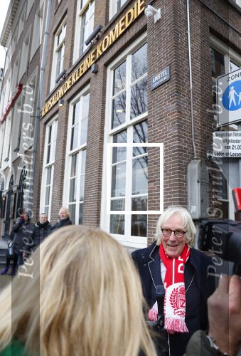 Amsterdam 19 januari 2022
Cabaretiers Bert Visscher en Jochem Myer tijdens de landelijke protestactie Kapsalon Theater in de Kleine Komedie. De cultuursector komt in actie tegen de coronamaatregelen. Tientallen theaters in heel Nederland  zijn omgebouwd tot een kapsalon. Freek de Jonge