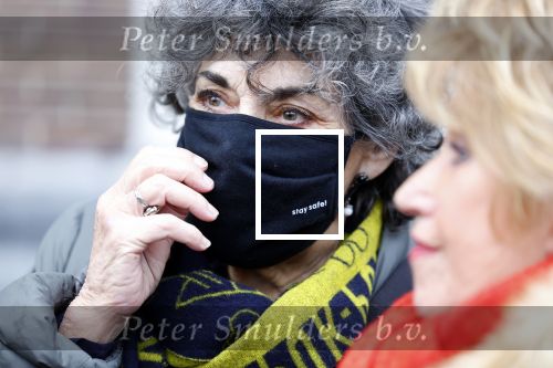 Amsterdam 19 januari 2022
Cabaretiers Bert Visscher en Jochem Myer tijdens de landelijke protestactie Kapsalon Theater in de Kleine Komedie. De cultuursector komt in actie tegen de coronamaatregelen. Tientallen theaters in heel Nederland  zijn omgebouwd tot een kapsalon. Hanneke Groenteman