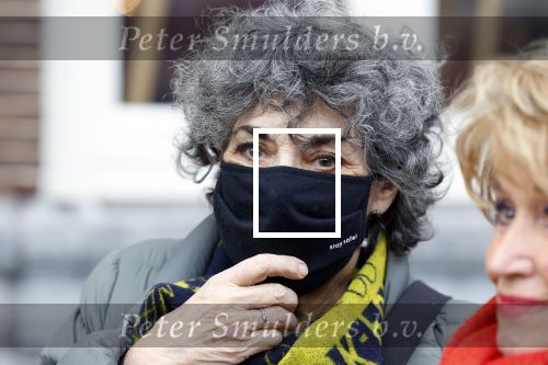 Amsterdam 19 januari 2022
Cabaretiers Bert Visscher en Jochem Myer tijdens de landelijke protestactie Kapsalon Theater in de Kleine Komedie. De cultuursector komt in actie tegen de coronamaatregelen. Tientallen theaters in heel Nederland  zijn omgebouwd tot een kapsalon. Hanneke Groenteman