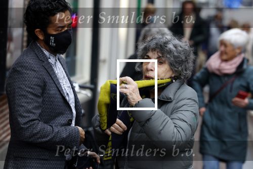 Amsterdam 19 januari 2022
Cabaretiers Bert Visscher en Jochem Myer tijdens de landelijke protestactie Kapsalon Theater in de Kleine Komedie. De cultuursector komt in actie tegen de coronamaatregelen. Tientallen theaters in heel Nederland  zijn omgebouwd tot een kapsalon. Hanneke Groenteman