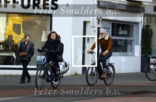 Amsterdam 29 januari 2022
Henriette Tol en haar man Snoek op hun electrische fiets in Amsterdam zuid.