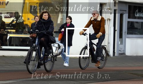 Amsterdam 29 januari 2022
Henriette Tol en haar man Snoek op hun electrische fiets in Amsterdam zuid.