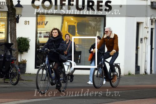 Amsterdam 29 januari 2022
Henriette Tol en haar man Snoek op hun electrische fiets in Amsterdam zuid.