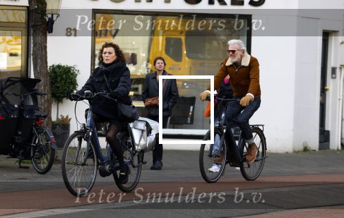 Amsterdam 29 januari 2022
Henriette Tol en haar man Snoek op hun electrische fiets in Amsterdam zuid.