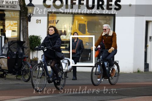 Amsterdam 29 januari 2022
Henriette Tol en haar man Snoek op hun electrische fiets in Amsterdam zuid.