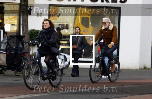 Amsterdam 29 januari 2022
Henriette Tol en haar man Snoek op hun electrische fiets in Amsterdam zuid.