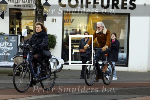 Amsterdam 29 januari 2022
Henriette Tol en haar man Snoek op hun electrische fiets in Amsterdam zuid.