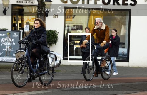 Amsterdam 29 januari 2022
Henriette Tol en haar man Snoek op hun electrische fiets in Amsterdam zuid.