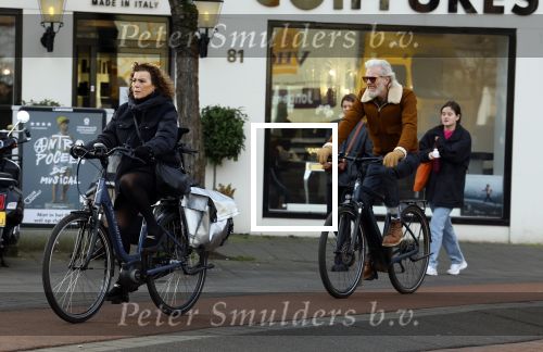 Amsterdam 29 januari 2022
Henriette Tol en haar man Snoek op hun electrische fiets in Amsterdam zuid.