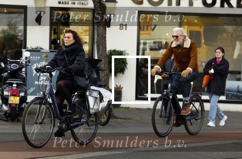 Amsterdam 29 januari 2022
Henriette Tol en haar man Snoek op hun electrische fiets in Amsterdam zuid.