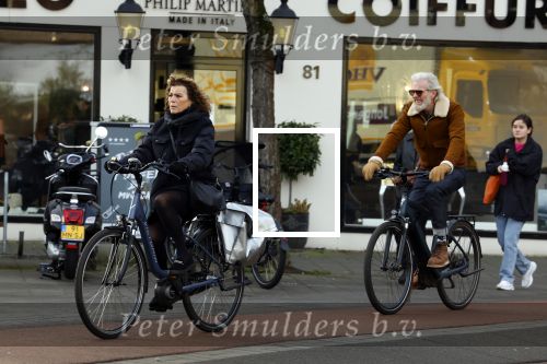 Amsterdam 29 januari 2022
Henriette Tol en haar man Snoek op hun electrische fiets in Amsterdam zuid.