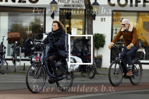 Amsterdam 29 januari 2022
Henriette Tol en haar man Snoek op hun electrische fiets in Amsterdam zuid.