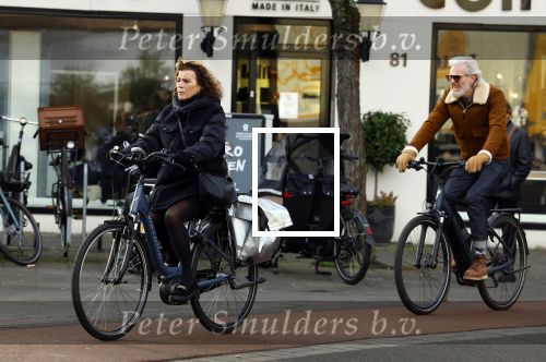 Amsterdam 29 januari 2022
Henriette Tol en haar man Snoek op hun electrische fiets in Amsterdam zuid.