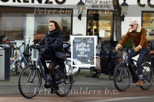 Amsterdam 29 januari 2022
Henriette Tol en haar man Snoek op hun electrische fiets in Amsterdam zuid.