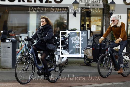 Amsterdam 29 januari 2022
Henriette Tol en haar man Snoek op hun electrische fiets in Amsterdam zuid.