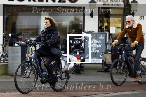 Amsterdam 29 januari 2022
Henriette Tol en haar man Snoek op hun electrische fiets in Amsterdam zuid.