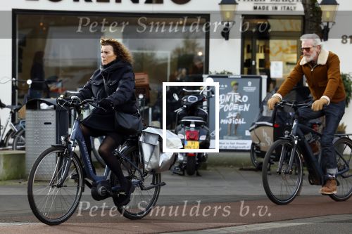 Amsterdam 29 januari 2022
Henriette Tol en haar man Snoek op hun electrische fiets in Amsterdam zuid.