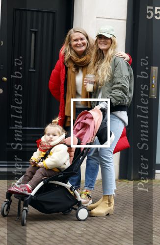 Amsterdam 28 januari 2022
Iris Zeilstra met haar moedr en dochter iop de pc hooftstraat.