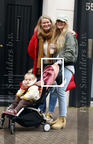 Amsterdam 28 januari 2022
Iris Zeilstra met haar moedr en dochter iop de pc hooftstraat.