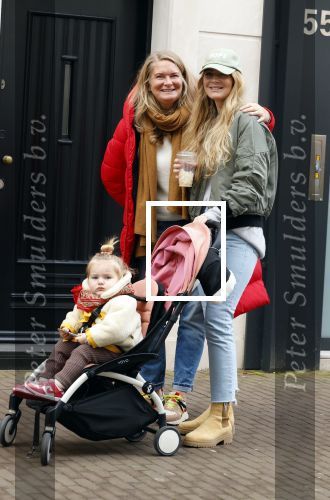 Amsterdam 28 januari 2022
Iris Zeilstra met haar moedr en dochter iop de pc hooftstraat.